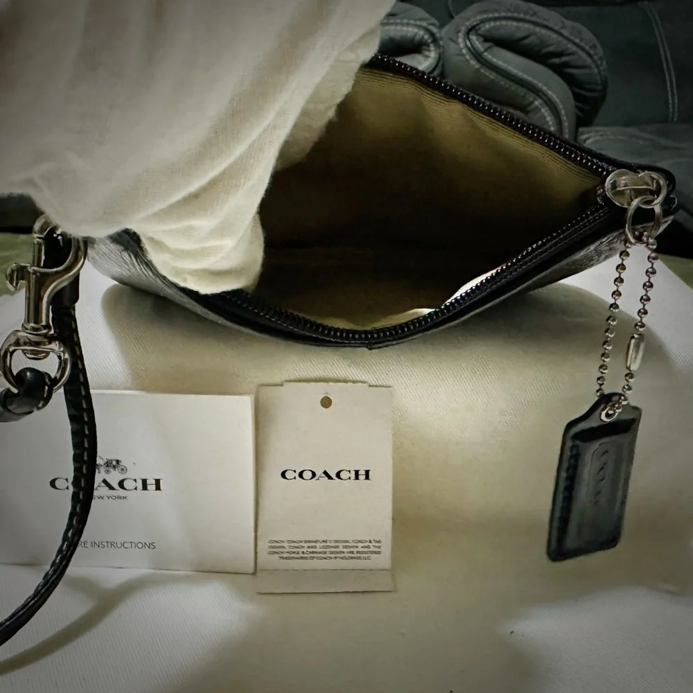 Vintage Y2K Coach clutch wallet Black soft Leather Wristlet with Silver Accents - Picture 12 of 13